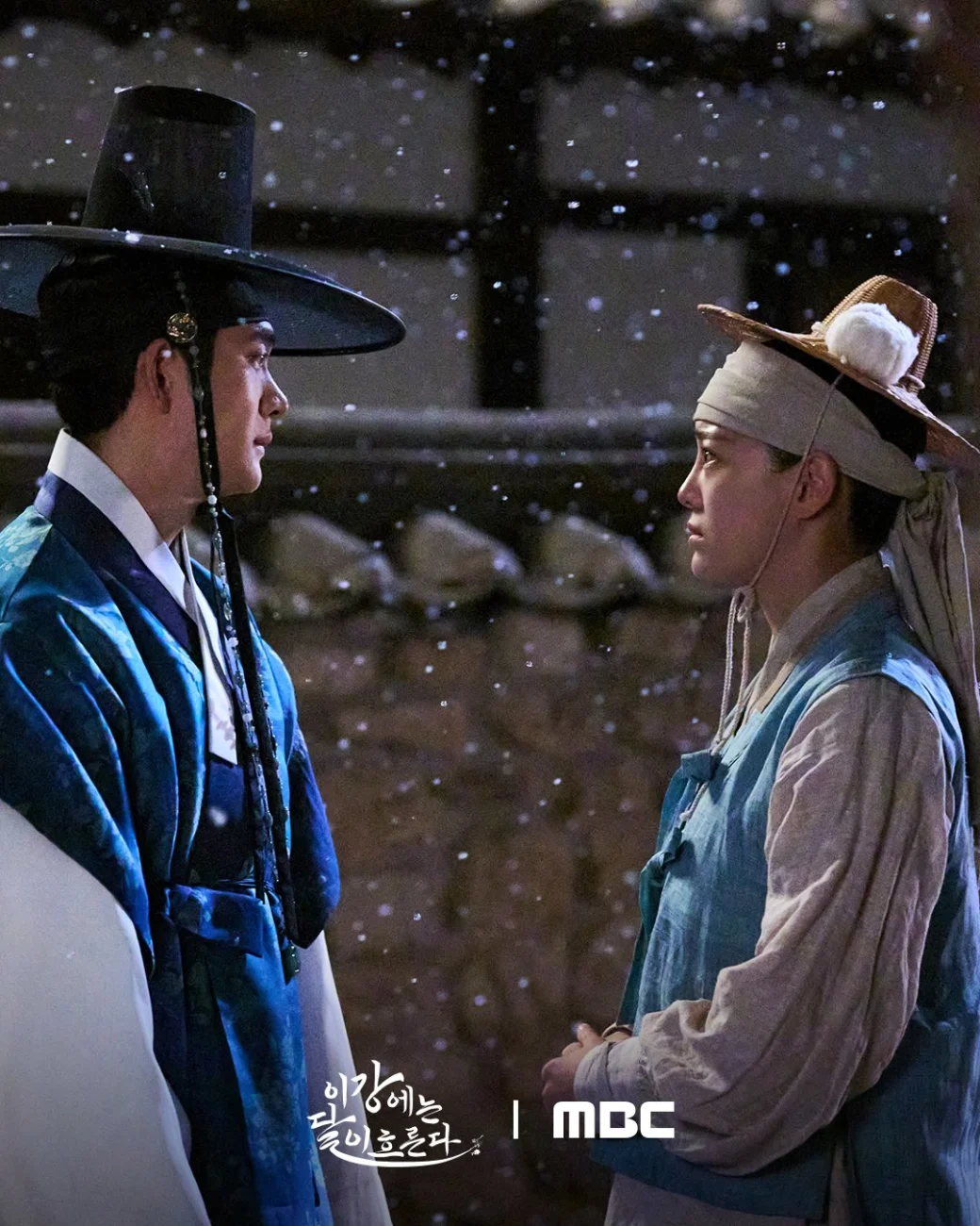 Судьбоносная встреча, способная растопить ледяное сердце, — в центре внимания новой фэнтези-саги «Лунная река»