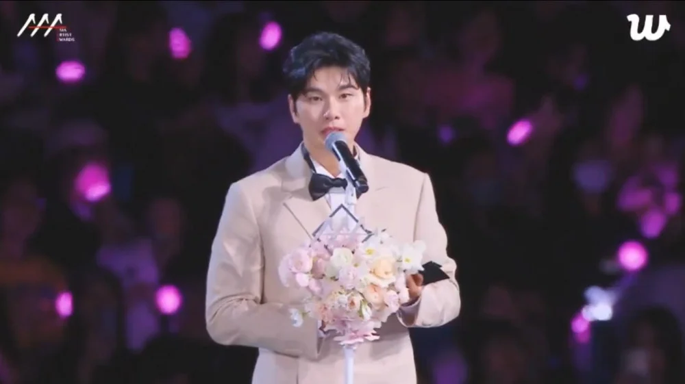 Интернет-пользователи отреагировали на отрицание Ли И Гёна обвинений в том, что его речь на церемонии «AAA 2025» содержала негативную направленность в адрес Ю Дже Сока