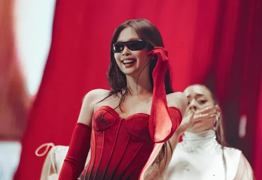 Дженни из BLACKPINK поразила зрителей огненной красной харизмой на сцене на Филиппинах
